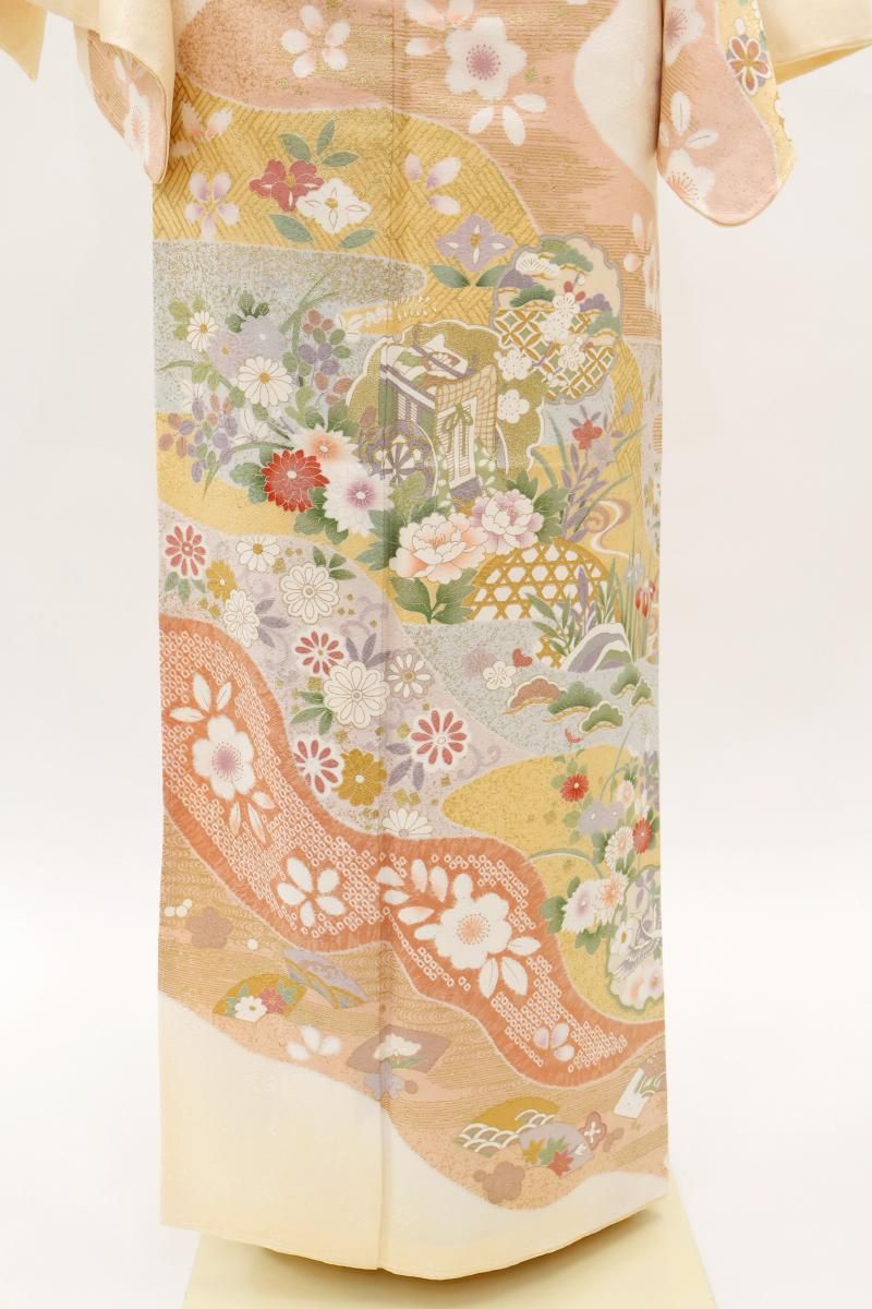 銀座【B-4235】訪問着 薄香色 道長取りに御所車や四季花など :身丈