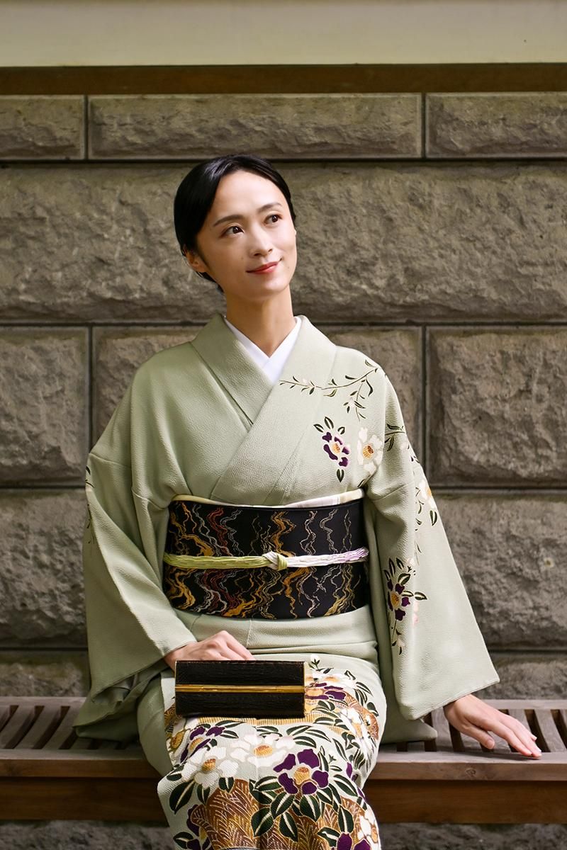 銀座【着物4685】久呂田明功作 縮緬地 訪問着 柳鼠色 垣に椿の図（落款