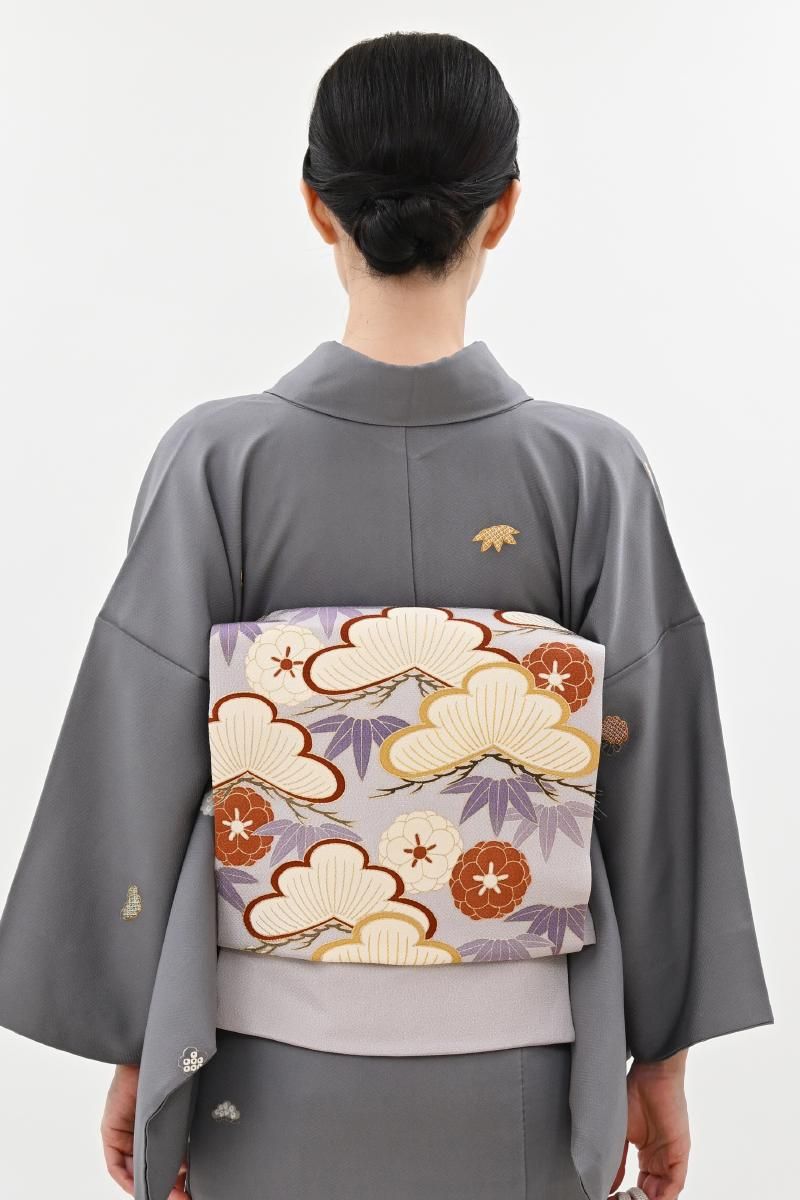 銀座【H-0897】縮緬地 染名古屋帯 牡丹鼠色 松竹梅の図 - 銀座きもの