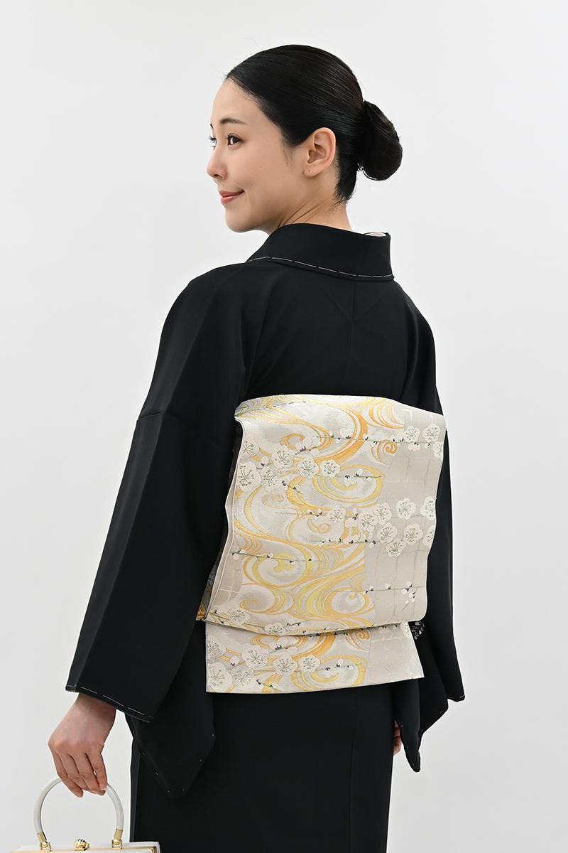 銀座【L-8638】西陣 川島織物製 袋帯 銀色 流水に梅の図（落款入