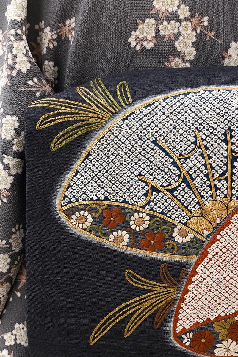 銀座【L-8701】紬地 刺繍 袋帯 紺鼠色 貝合わせ文 - 銀座きもの青木