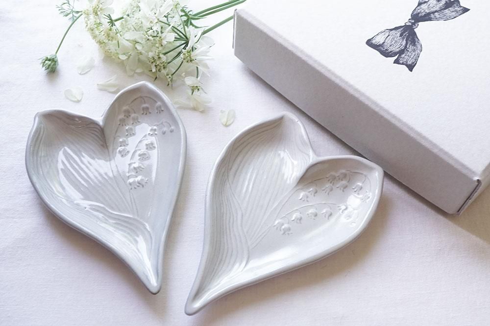 メ8 小さなハートのスズラン皿2客組み / リボン箱入り - 益子焼の