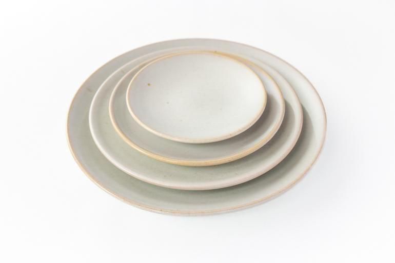 日常に静かな喜びを与える小久慈焼の丸皿