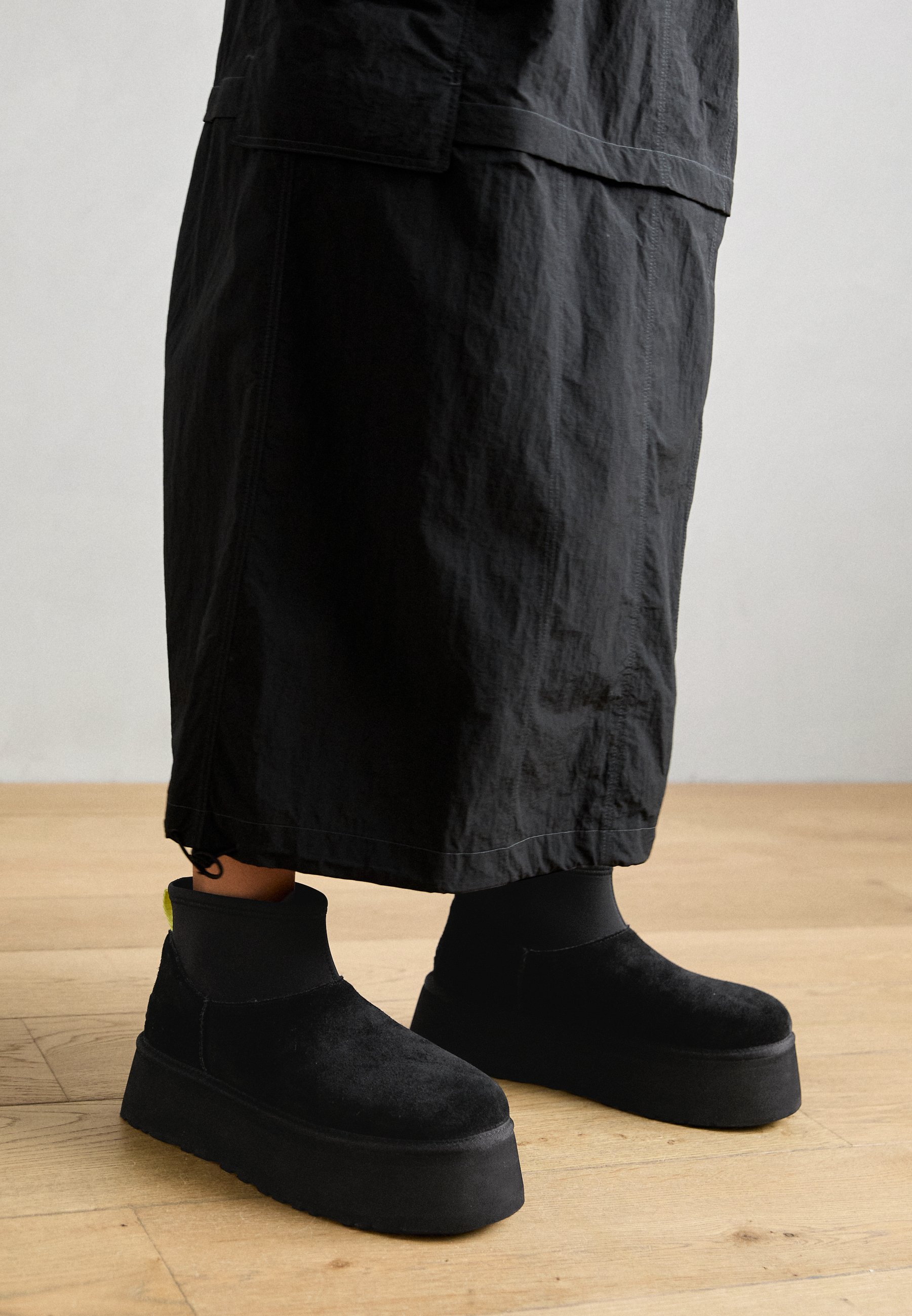UGG CLASSIC MINI DIPPER - Platform ankle boots - black - Zalando.ie