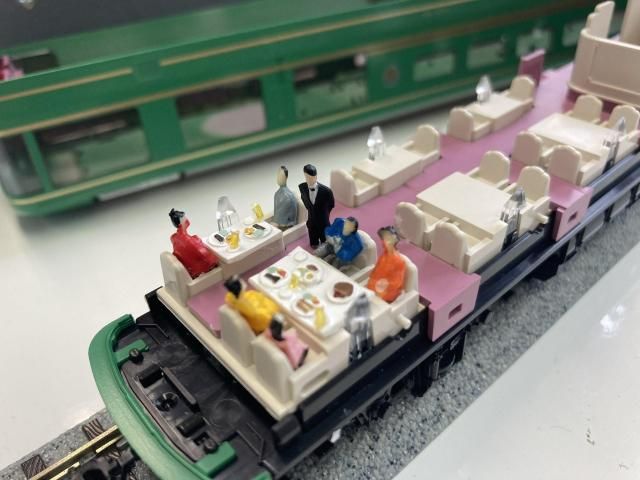 HOゲージの食堂車のお料理はミニチュア人形のYFS