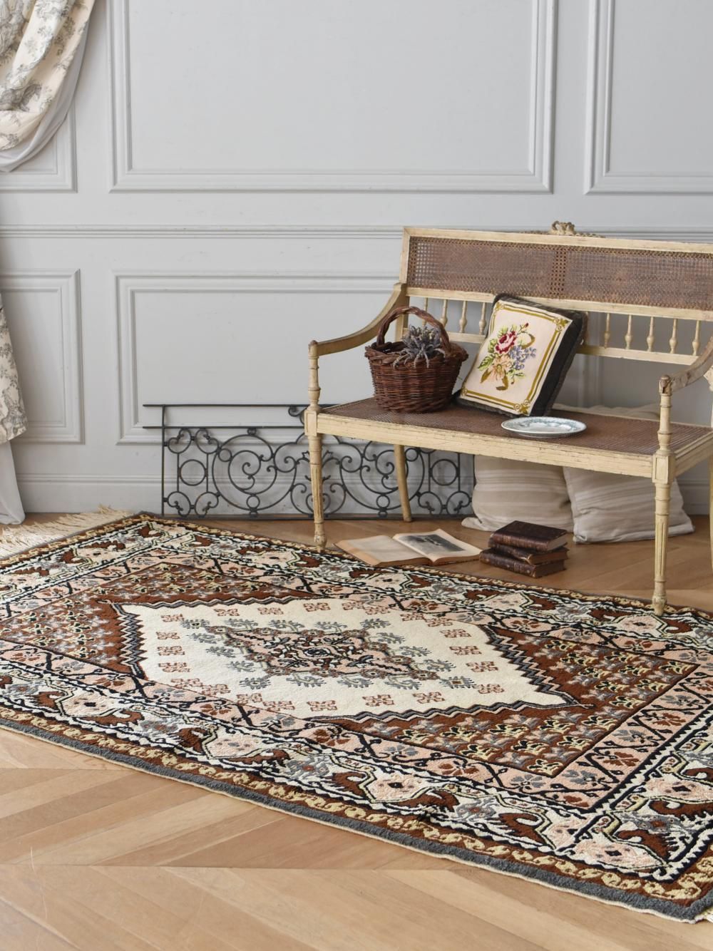 フランスで見つけた様々な文様が織り込まれたヴィンテージラグを販売し