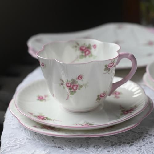 シェリー・デインティシェイプ・”ブライダルローズ” ティーカップ