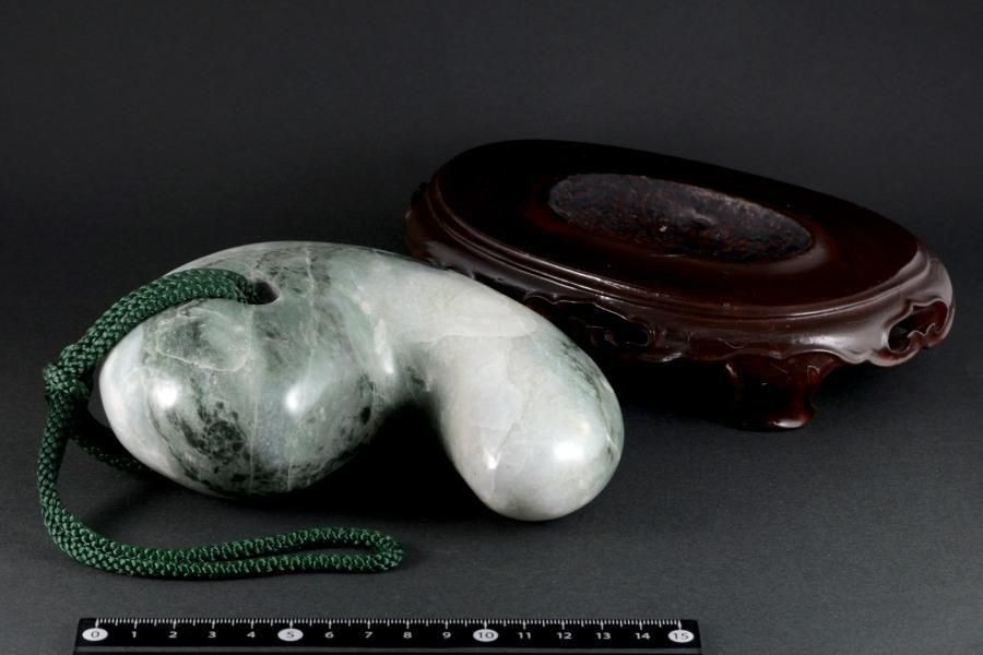 糸魚川産 翡翠 勾玉 1.2kg｜国産鉱物 勾玉 通販 キラリ石