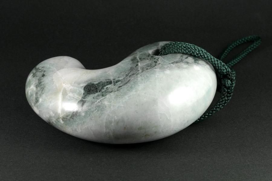 糸魚川産 翡翠 勾玉 1.2kg｜国産鉱物 勾玉 通販 キラリ石