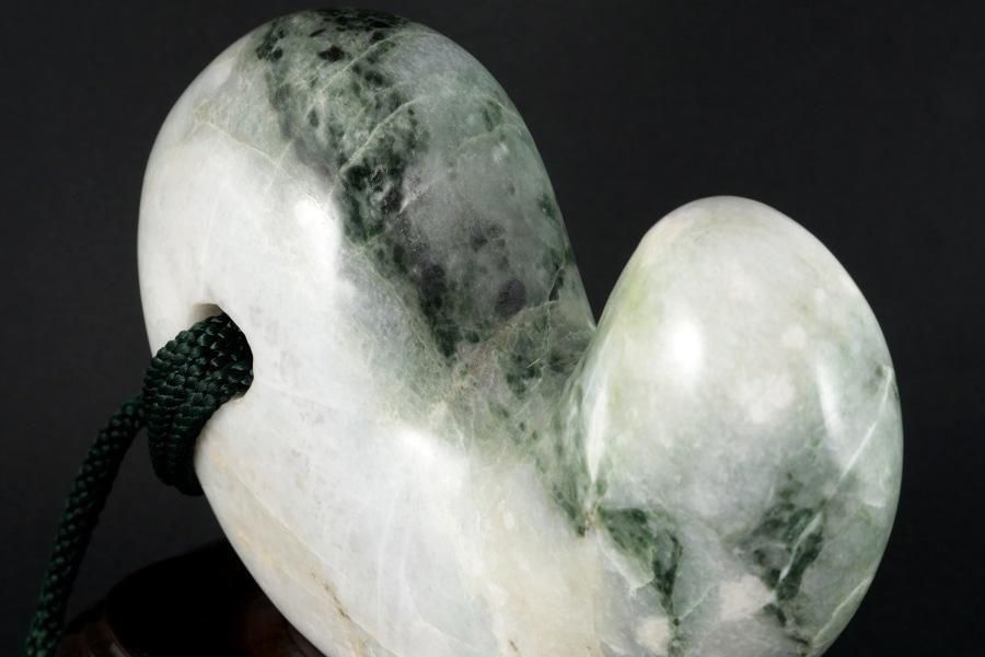 糸魚川産 翡翠 勾玉 1.2kg｜国産鉱物 勾玉 通販 キラリ石