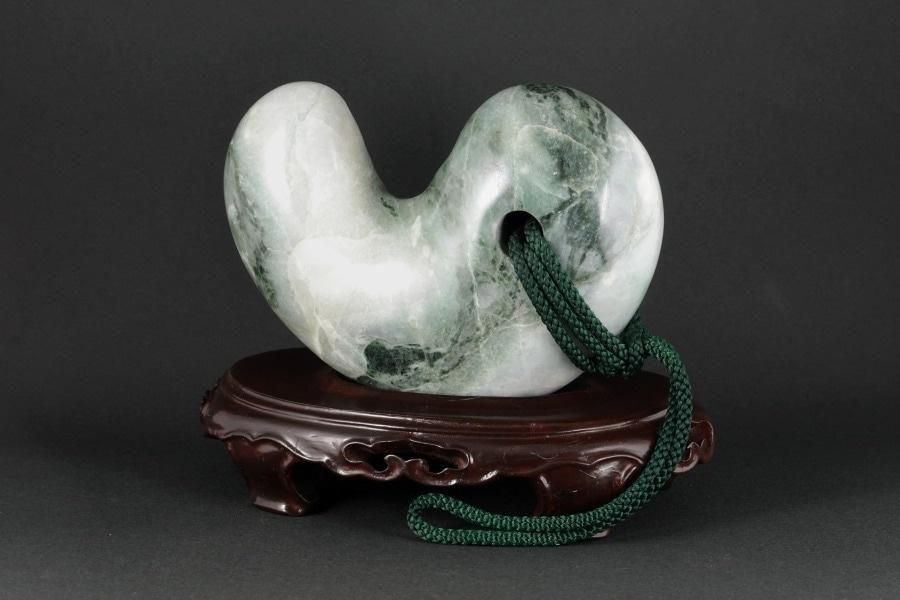 糸魚川産 翡翠 勾玉 15.4g｜天然石勾玉 通販のキラリ石