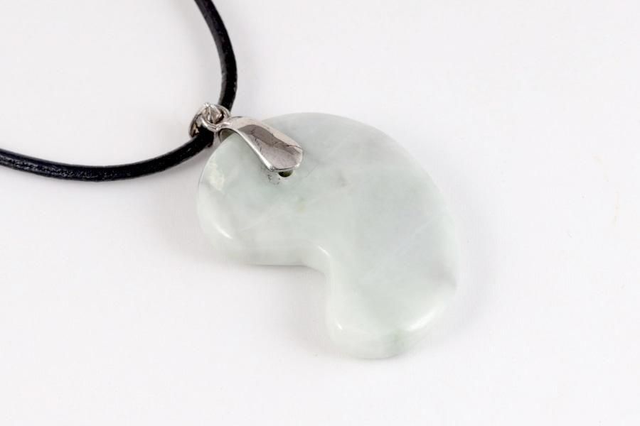 糸魚川産翡翠勾玉 天然石ペンダント ｜ペンダント通販 キラリ石