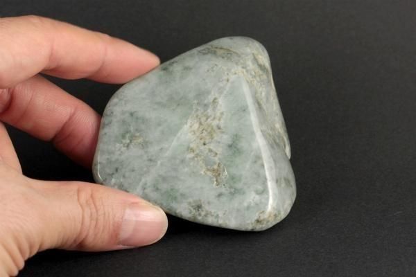 糸魚川産翡翠 原石 磨き 137g｜国産天然石 通販のキラリ石