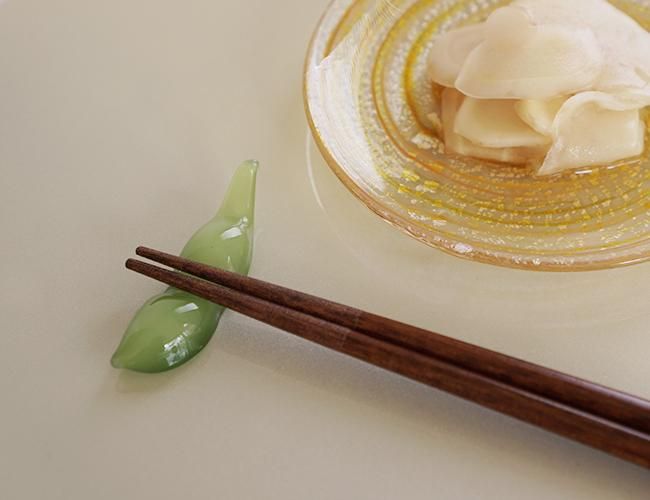 ガラスお箸置「枝豆」 - 心斎橋硝子本舗｜メーカー直営のガラス雑貨店