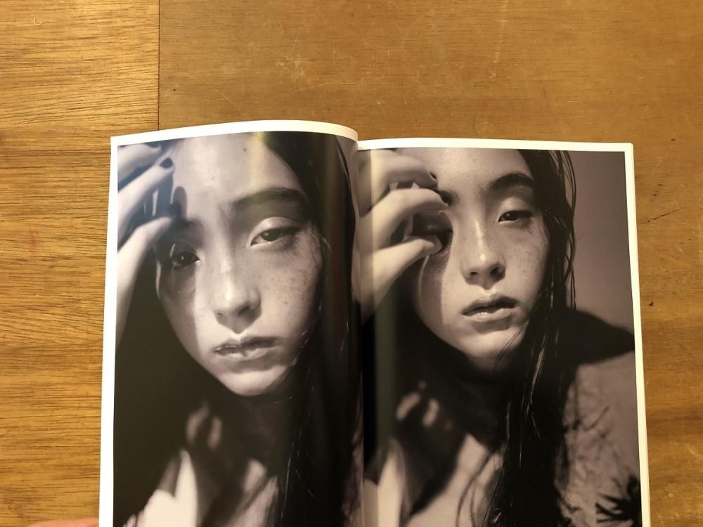 モトーラ世理奈 草野庸子 写真集 サイン入り Amazon.co.jp: モトーラ世