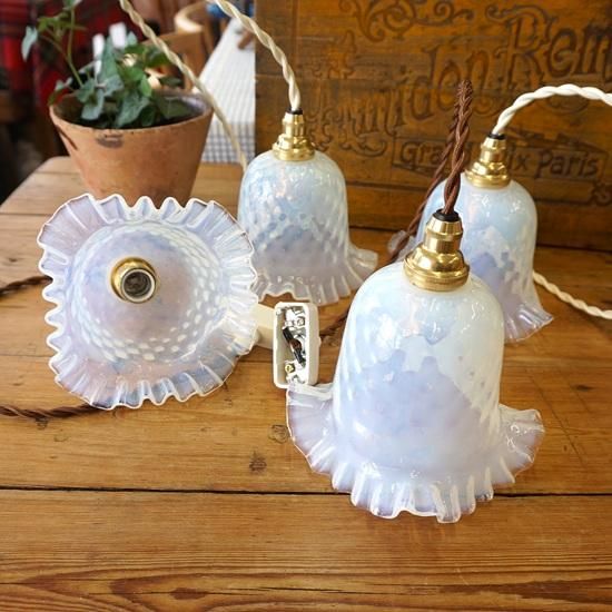 フランス アンティーク オパールセントガラス 小ぶりなフリルシェード