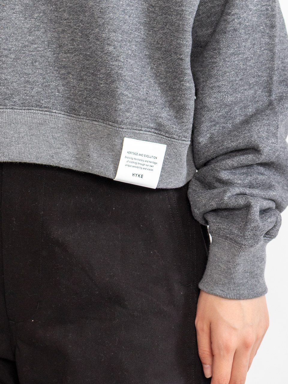 CROPPED SWEAT SHIRT-クロップドスウェットシャツ-HYKE（ハイク