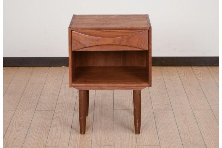 北欧ヴィンテージナイトテーブル