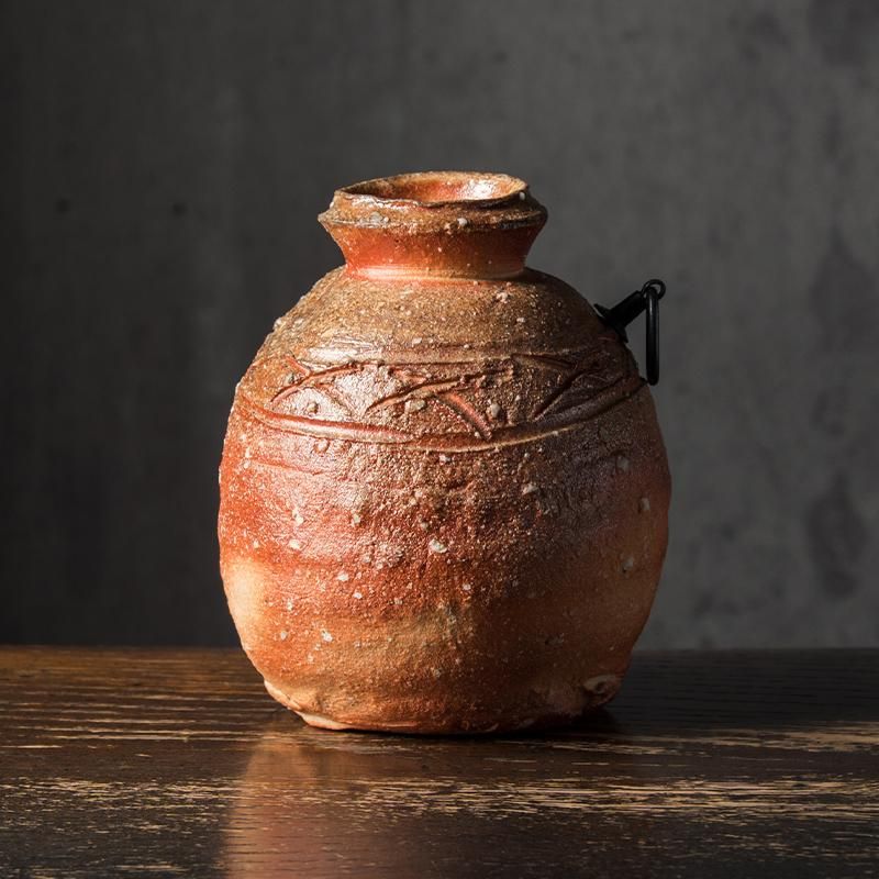 信楽緋色 うずくまる掛花入 - オンラインショップ「ギャラリー陶ほうざん」