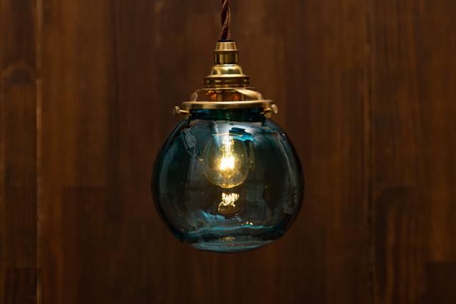 安土草多 吹きガラス ペンダントライト 球 青透き被せ az-l04z1｜FRANK