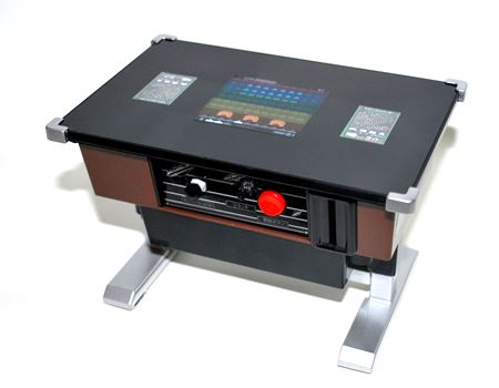 懐かしの「インベーダーゲーム」が遊べるテーブル筐体型貯金箱 - 価格