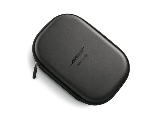 BOSE、NCヘッドホン「QuietComfort 25」に限定トリプルブラックモデル