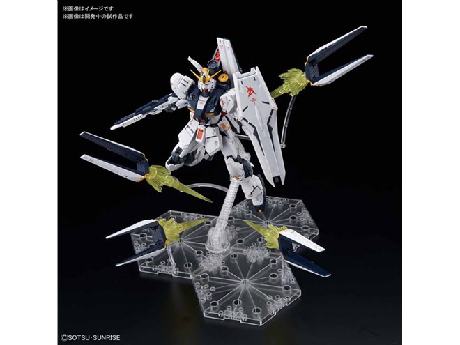 逆襲のシャア」RG νガンダムにエフェクトパーツと台座が付属したセット