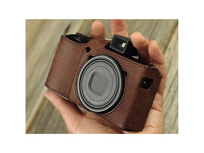 ユリシーズ 、「RICOH GR III」専用のシンプルなレザーケース - 価格.com