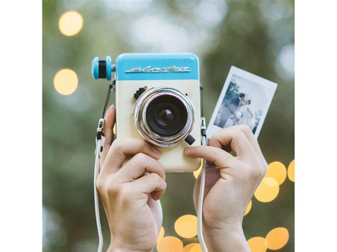 手動式で電源不要、60年代ビンテージ風インスタントカメラ「Escura