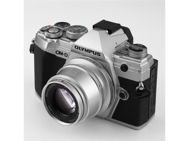 TTArtisan、単焦点レンズ「35mm f/1.4 C」新色シルバーを4/30発売に