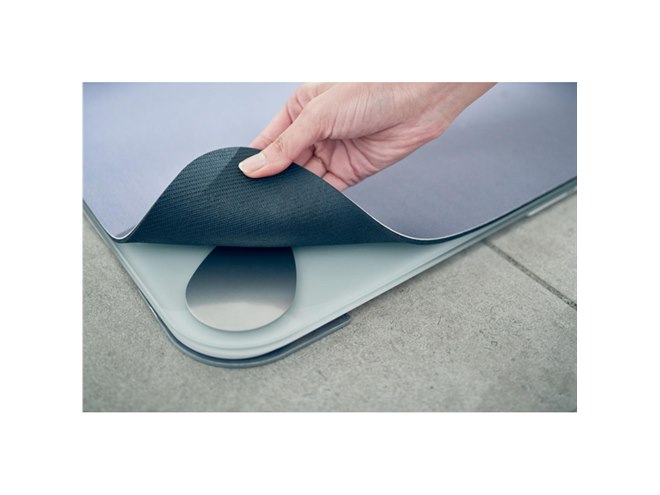体重計とバスマットが一体化、乗るだけで体重を記録できる「スマート