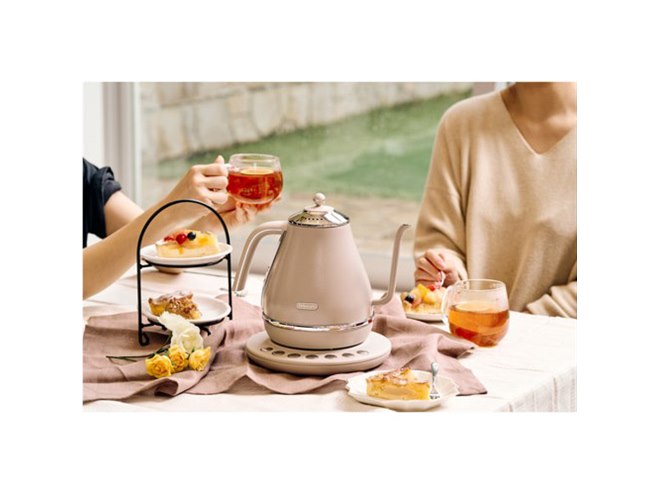 デロンギ、「アイコナ 電気カフェケトル」の新色ビターグレージュを