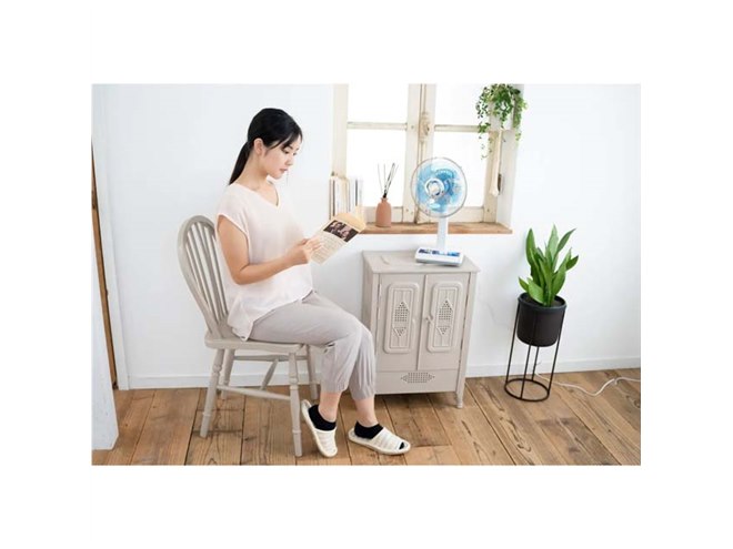 コイズミ、昭和レトロ風デザインでコンパクトタイプの「ミニ扇風機」を