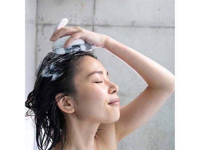 アデランス、濃密泡を自動で作れる電動シャンプーブラシ「AWANIST