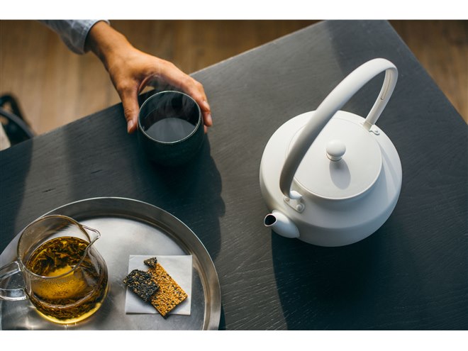 バルミューダ、やかんのようなデザインの電気ケトル「MoonKettle