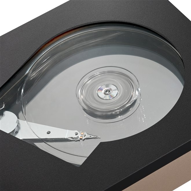 バッファロー、50周年記念の磁気ヘッド動作が見える「スケルトン