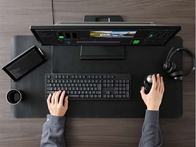 エレコム、3台に同時接続できるトラックボールマウス「HUGE PLUS