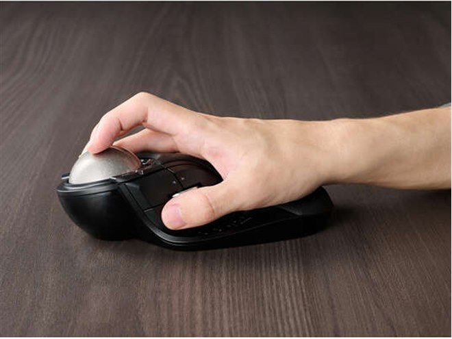 エレコム、3台に同時接続できるトラックボールマウス「HUGE PLUS