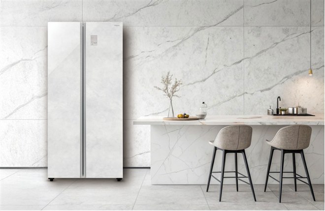 AQUA、475Lの大理石調デザインのパノラマオープン2ドア式冷蔵庫「AQR