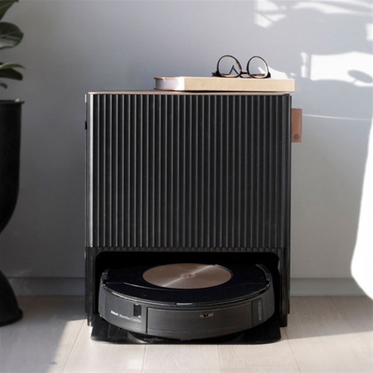 アイロボット、自動給水に対応した最上位ロボット掃除機「ルンバ