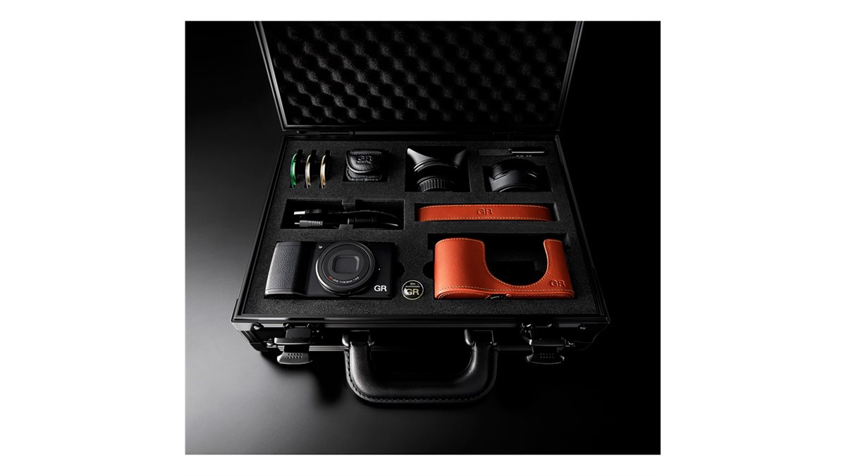 リコー、全世界1200台限定の「GR II Premium Kit」を10/23発売 - 価格.com