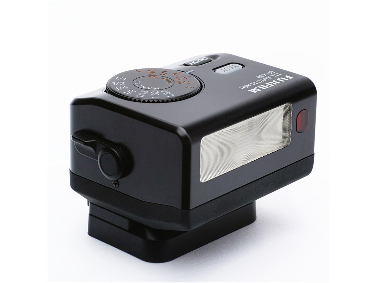 富士フイルム、Xシリーズ専用のクリップオンストロボ - 価格.com