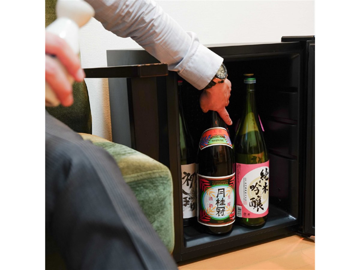 一升瓶を“縦置き”で5本、サンコーが日本酒専用冷蔵庫「俺の酒蔵」を