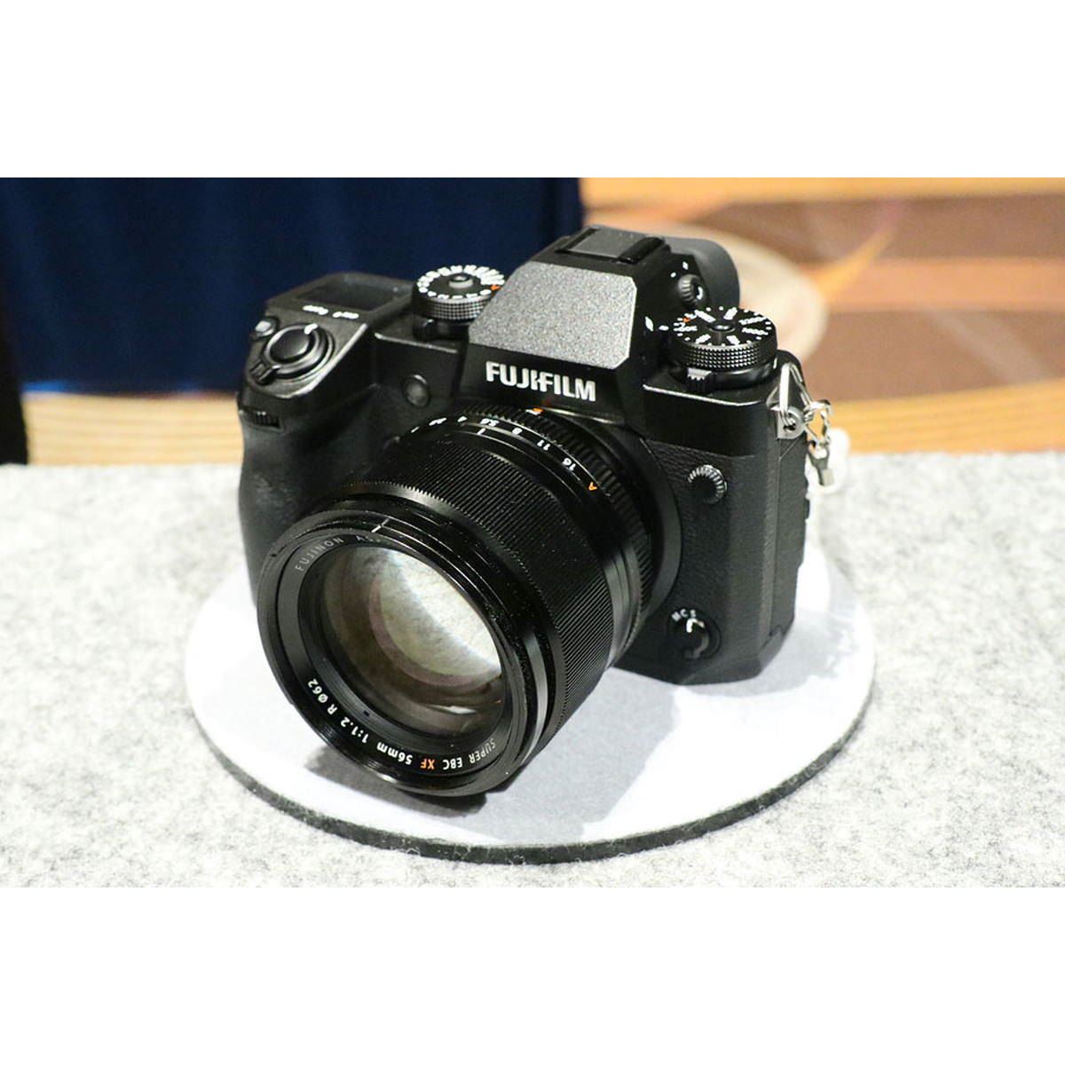 富士フイルム、最大5.5段分のボディ内手ブレ補正搭載の最上位機「X-H1