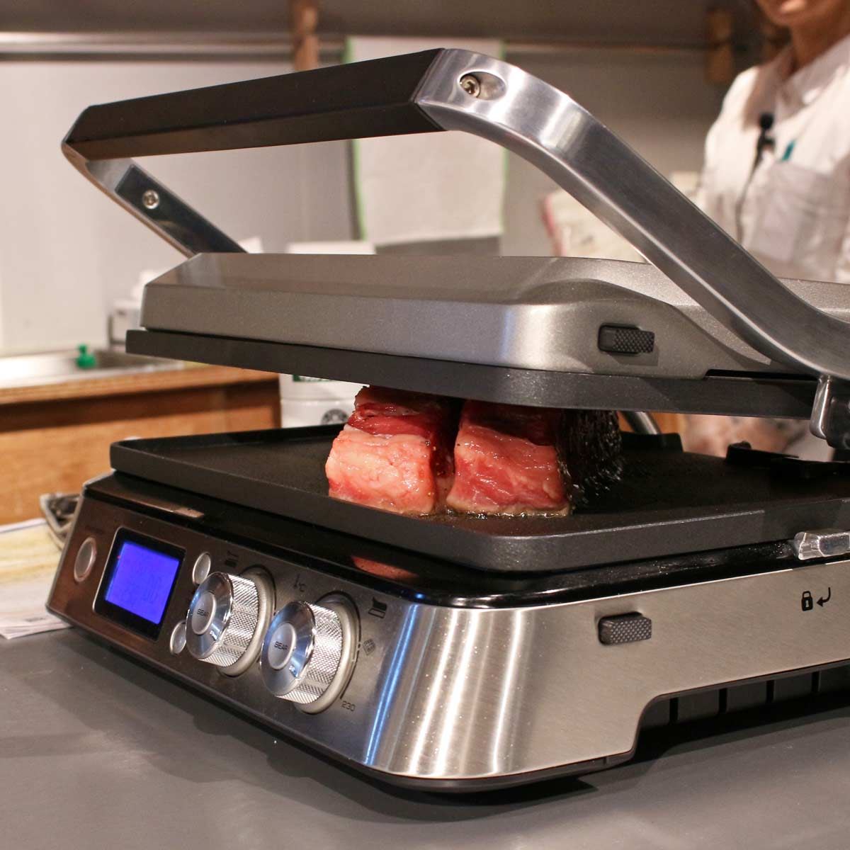 挟んで焼くと分厚い肉がウマイ！ デロンギ「マルチグリル BBQ