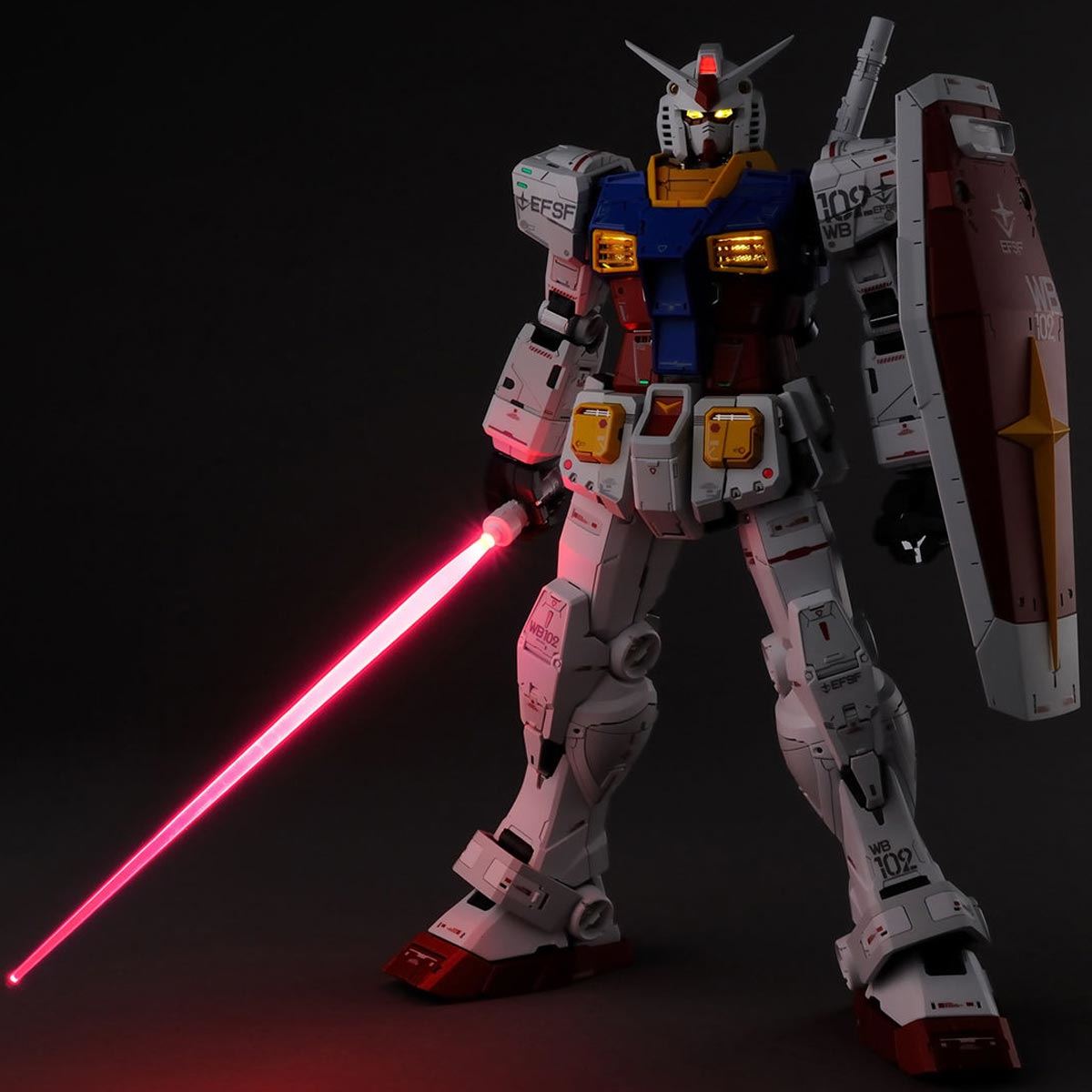 ビーム・サーベル」が光る！ “解放された”1/60「RX-78-2」でガンプラの