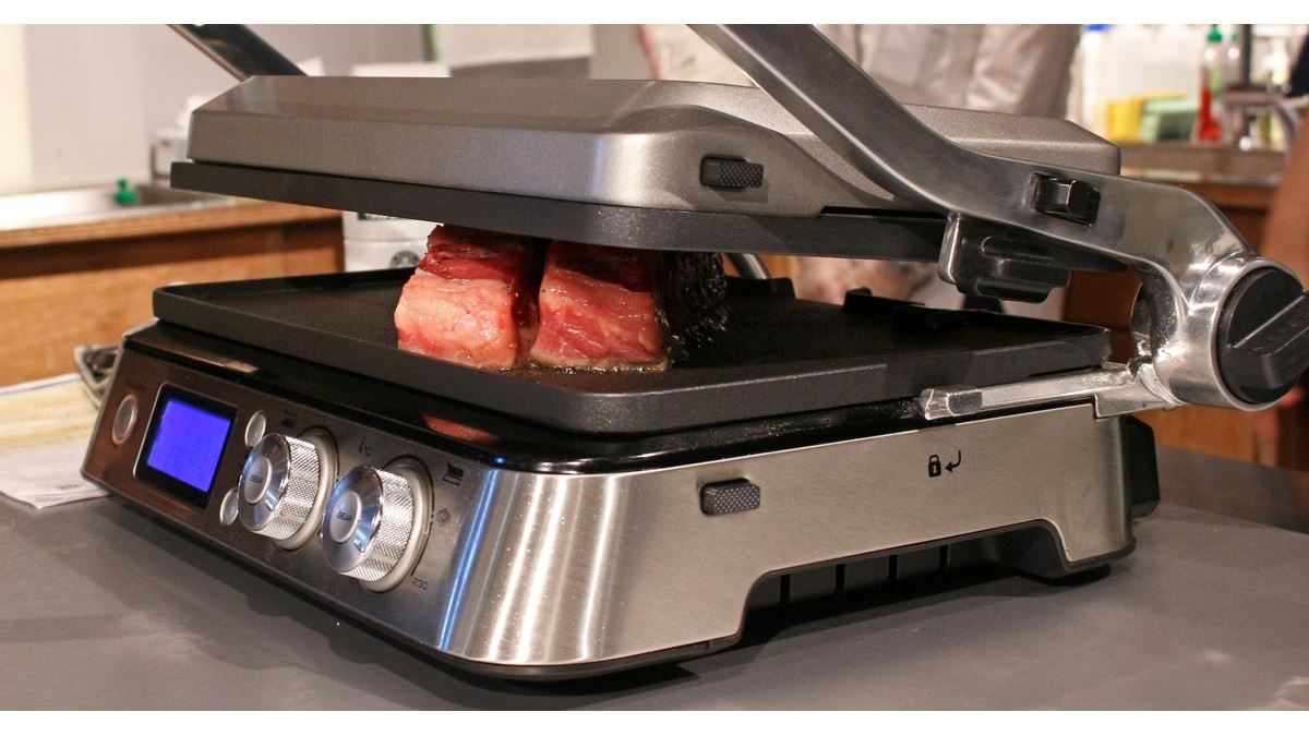 挟んで焼くと分厚い肉がウマイ！ デロンギ「マルチグリル BBQ