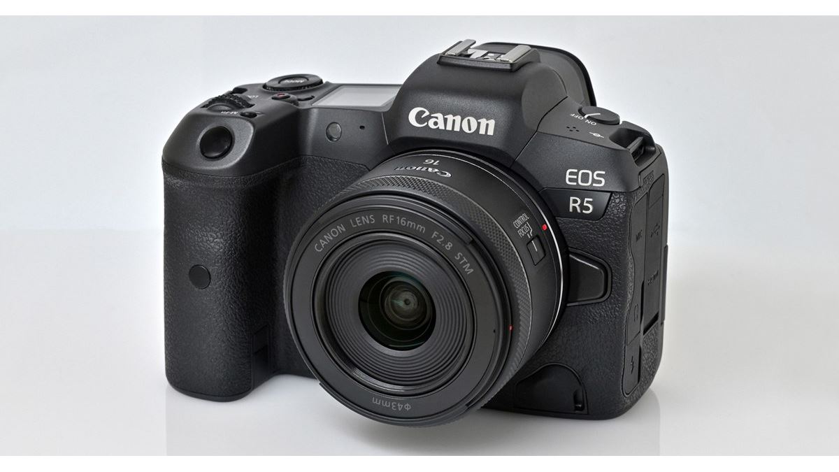 小型・軽量で実売3万円台、キヤノン「RF16mm F2.8 STM」は“超広角入門