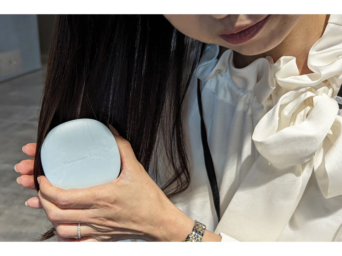 浮き毛や広がる髪がブラッシングでまとまる！ プラズマクラスター