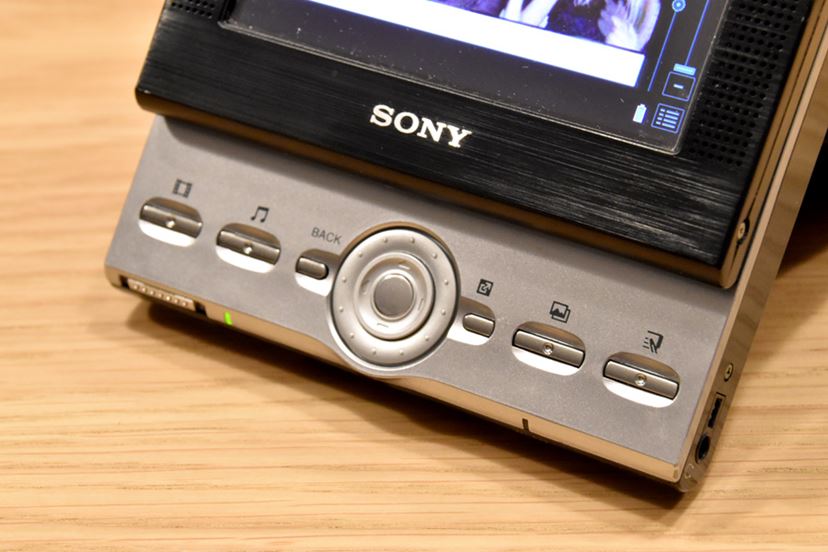 CLIEをPDAと呼ぶな」コンバージド・デバイスの先がけとして開発された